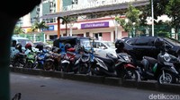 Motor yang diparkir itu juga pastinya mengganggu pengendara yang melintas di kawasan sekitar.