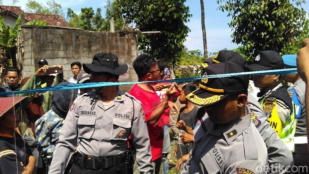 Suasana pemasangan pagar pembangunan Bandara Kulon Progo.