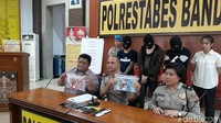 Para pelakunya narapidana yang menghuni Lapas Jelekong Bandung. Mereka yaitu ID alias Mencos (25), JN alias Ijam (30) dan FA alias Ape (29). Modus dilakoninya mengancam sebarkan video bugil para korban. (Foto: Dony Indra Ramadhan/detikcom).