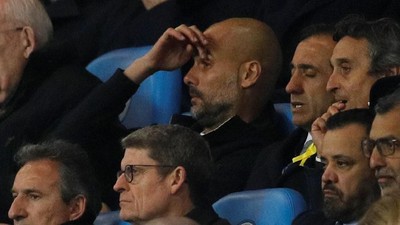 Guardiola di Tribun: Bertopang Dagu, Urut Kening, Tertegun