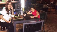 Wanita 40 tahun ini nampak makan malam berdua di sebuah area outdoor restoran. Sepertinya steak jadi pilihan Tari untuk mengganjal perut. Foto: Instagram cuttaryofficial