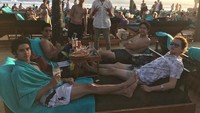 Al, El, dan Dul, tiga anak tampan dari dua musisi kondang Indonesia, Ahmad Dhani dan Maia Estianty. Mereka ternyata sering terlihat liburan dan makan bersama. Begini gaya mereka saat sedang menyantap satu pan pizza dna minuman bersoda.