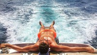 Mantan pemain Manchetser City ini sering memposting foto-fotonya di luar lapangan sepakbola lewat Instagram pribadinya. Apalagi, fotonya saat jalan-jalan keliling dunia! (ed_dzeko/Instagram)