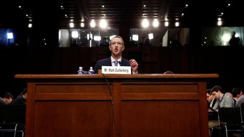 Dia menanggalkan kaos dan jeans, berganti dengan setelan jas berdasi biru. Foto: Reuters