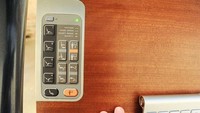Di salah satu sudut meja ada konsol untuk mengatur pergerakan meja, semuanya hanya dengan sentuhan jari saja. Istimewa/Mashable/altwork.com
