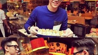 Nama Brandon Salim makin dikenal setelah membintangi film berjudul Dilan. Anak dari aktor senior, Ferry Salim, ini doyan sushi. Lihat aja ekspresi bahagianya saat membawa sushi ini! Foto: Instagram Brandon