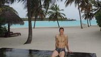 Gaya santai Dzeko di Maldives (ed_dzeko/Instagram)