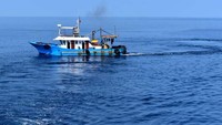 Kedua kapal yang diamankan itu ialah Kapal FB. LB. John V, dengan ukuran 16,47 GT, yang berisikan tiga awak warga negara Filipina, dan kapal FB. LB. Luke V ukuran 15,06 GT, yang berisikan dua awak warga negara Filipina. Pool/KKP.