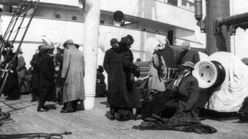 Kasus aneh kapal Norwegia: Kapal Norwegia, The Samson, mungkin juga berada di sekitar lokasi, namun belum ada kepastian. Henrik Naess, mantan awak The Samson, mengatakan ke media Norwegia bahwa kapalnya terlihat dekat Titanic. Menurut Washington Post, The Samson mungkin melakukan perburuan anjing laut ilegal dan khawatir ketahuan. Tanpa radio di kapal, The Samson tak dapat memeriksa Titanic terancam tenggelam. Namun mengapa kapal Norwegia berada jauh dari tempat perburuannya di Arktik? Kisah ini membingungkan para pakar selama beberapa dekade. Foto: Dok. George Grantham Bain Collection/Library of Congress
