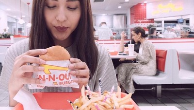 Cantik! Begini Gaya Mantan Artis Cilik Dena Rachman Saat Makan