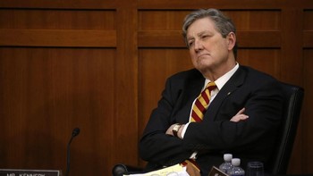 Senator Kennedy tampak mendengarkan keterangan dari Zuckerberg. Foto: Reuters