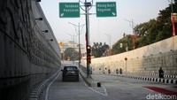 Arus lalu lintas terpantau ramai lancar saat uji coba Underpass Mampang.