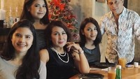 Merayakan tahun baru bersama keluarga tercinta. Dena dan keluarga siap untuk makan malam denan menu enak nih. Foto: instagram @denarachman