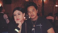 - Asmara selebgram Awkarin dengan Alfie, putra Wakil Ketua MPR RI, Mahyudin memang sudah berakhir. Tapi mereka tetap terlihat dekat satu sama lain. Foto: Instagram/kay.een