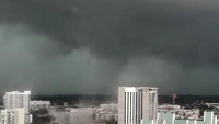 Dilansir dari Miami Herald, Rabu (11/4/2018), Badan Cuaca Nasional melaporkan tornado itu terjadi pada Selasa (10/4) sore sekitar pukul 15.35 waktu setempat.  (Foto: Dok. Emmet Finneran/via REUTERS)