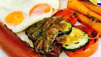 Sosis, roti panggang dan telur mata sapi jadi menu sarapan pilihan Tary. Pasti kenyang nih! Foto: Instagram cuttaryofficial