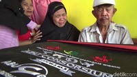 Oleh pihak Abu Tours, mereka dijanjikan berangkat pada Januari dan Februari 2018, tapi urung terjadi. Padahal, semua perlengkapan umrah seperti koper dan baju ihram dan seragam khusus jemaah Abu Tours sudah mereka siapkan.