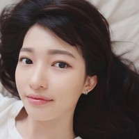 Suzy dengan kearifan lokal, komentar netizen dengan nama akun Instagram @sabitadfrliza. Beneraaan mirip suzyyyy, tambah netizen lainnya.  Foto: Instagram