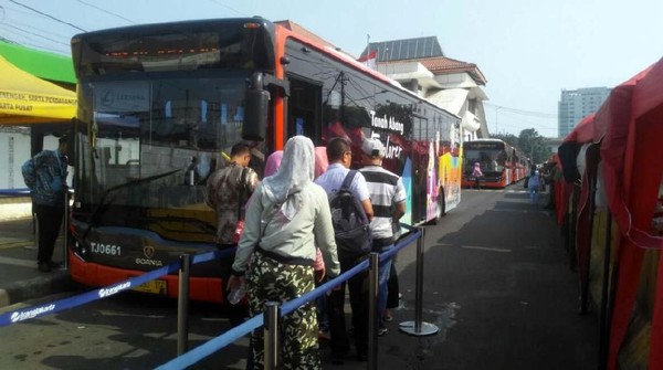 Warga Antre Naik Bus Tanah Abang Explorer