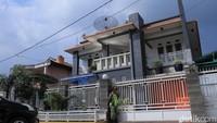 Rumah mewah milik Syamsudin Simbolon. Di rumah inilah sang big bos memproduksi dan mendistribusikan miras oplosan. Rumah tersebut berlokasi di Jalan Raya Bandung-Garut atau tepatnya di Kampung Bojongasih 03/08, Desa Cicalengka Wetan, Kabupaten Bandung, Jawa Barat. (Foto: Wisma Putra/detikcom).