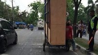 Tidak memikirkan segala kemungkinan bahaya yang akan datang, pengemudi ini nekat membawa papan bunga menggunakan becak barang. Sesuatu hal bisa saja terjadi jika melihat papan bunga itu diletakkan diatas becak barang tersebut, bisa saja pada saat melaju menjadi tidak seimbang dan membahayakan diri sendiri dan orang lain. Foto diambil dijalan Setia Budi Medan. Foto: pasangmata.com (