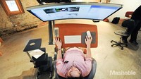 John Speicher pun mendirikan Altwork dan fokus untuk mengembangkan meja yang baik digunakan buat mereka yang menderita sakit punggung. Istimewa/Mashable/altwork.com