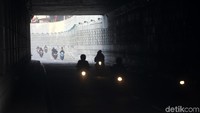 Pengendara sepeda motor melintas di Underpass Mampang.