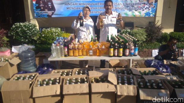Cegah Korban Oplosan, Polisi Cirebon Sita Seribuan Botol Miras
