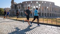 Dia tidak hanya menghabiskan waktu menyendiri, Mark suka berbaur dan ikut beragam kegiatan di sela kesibukannya. Ini momen di saat dia sedang mengikuti lari marathon di Roma, Italia. (Mark Zuckerberg/Facebook)
