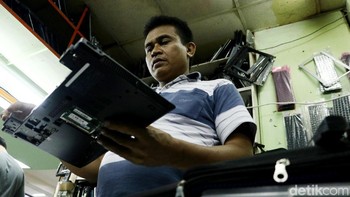 Sang dokter laptop melayani berbagai macam jasa seperti servis laptop, komputer sampai layar monitor.