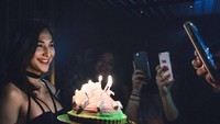 Ulang tahun ke-29, Dena merayakannya dengan sebuah kue ulang tahun berbentuk pie. Senyumnya mengembang manis. Selamat ulang tahun Dena! Foto: instagram @denarachman