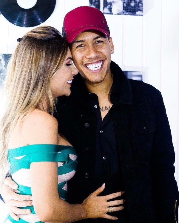 Di luar lapangan, ada Larissa Pereira. Istri Firmino yang selalu memberikannya semangat dan menonton langsung suaminya saat pertandingan sepakbola (larissa_peereira/Instagram) Di luar lapangan, ada Larissa Pereira. Istri Firmino yang selalu memberikannya semangat dan menonton langsung suaminya saat pertandingan sepakbola (larissa_peereira/Instagram)