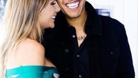 Di luar lapangan, ada Larissa Pereira. Istri Firmino yang selalu memberikannya semangat dan menonton langsung suaminya saat pertandingan sepakbola (larissa_peereira/Instagram)