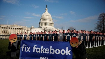 Di saat bersamaan digelar aksi demo di depan gedung Capitol Hill yang meminta Facebook memperbaiki kesalahannya. Foto: Reuters