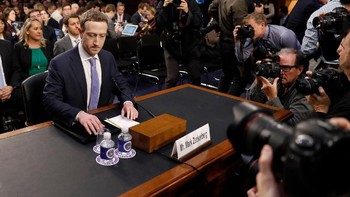 Penampilan Zuckerberg tampak berbeda dari biasanya. Foto: Reuters
