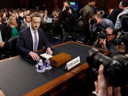 Aksi Zuckerberg Duel dengan DPR AS