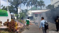 seorang security Kantor Kajari Makassar, Safar (51) harus dilarikan ke rumah sakit, akibat luka robek pagi bagian paha, dan tangan.