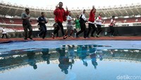 Imam Nahrawi bersama pegawai juga melakukan lari jogging di dalam Stadion Utama Gelora Bung Karno (SUGBK).