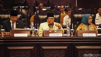 Ketua DPD Oesman Sapta Odang bersama Wakil Ketua DPD Damayanti Lubis dan Nono Sampono saat memimpin rapat Paripurna DPD RI.