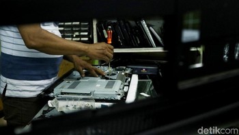 Suharjo mengaku telah membuka servis laptop ini sejak 2007 lalu.