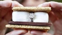 Lupakan tempat cincin yang klasik. Coba buat tempat cincin pakai biskuit crackers.  Foto: Istimewa