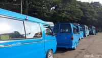 Angkot-angkot berwarna biru disiapkan untuk transportasi menuju kediaman Prabowo. (Foto: Tsarina Maharina/detikcom)