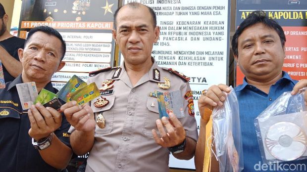 Polsek Koja menangkap dua orang pembobol ATM.