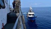 Satuan tugas (Satgas) 115 atau satgas pemberantasan illegal fishing mengamankan dua Kapal Perikanan Asing (KIA) berbendera Filipina yang tertangkap melakukan illegal fishing di Wilayah Pengelolaan Perikanan Republik Indonesia (WPP-RI) pada 7 April 2018. Pool/KKP.