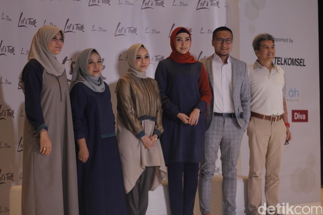 Hijab yang ia kenakan juga sangat simple, hanya berupa hijab segi empat yang diikat ke belakang. Meski begitu, ia tetap terlihat menawan. Foto: Silmia Putri/Wolipop