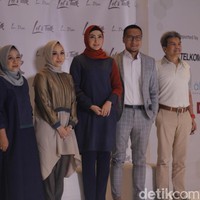 Hijab yang ia kenakan juga sangat simple, hanya berupa hijab segi empat yang diikat ke belakang. Meski begitu, ia tetap terlihat menawan. Foto: Silmia Putri/Wolipop