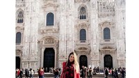 Larissa Pereira berpose di depan Menara Eiffel, Prancis (larissa_peereira/Instagram)