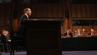 Bertanya-tanya apakah mereka juga memberinya krayon dan buku mewarnai, imbuh pengguna Twitter lainnya menimpali, dengan nada mengejek Zuckerberg seperti bayi karena memakai alas duduk. Foto: REUTERS/Leah Millis