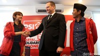 Dubes Rusia untuk Indonesia, Lyudmila Georgievna Vorobieva, diwakilkan oleh sekretarisnya yakni Sergey Drobyshevskiy.
