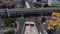Dilihat dari ketinggian, lalu lintas di ruas Mampang menuju Kuningan dan sebaliknya lancar. Sejauh ini positif lancar-lancar saja. Antrean begitu panjang lima menit sudah clear, kata Kepala Dinas Bina Marga DKI Jakarta, Yusmada Faizal